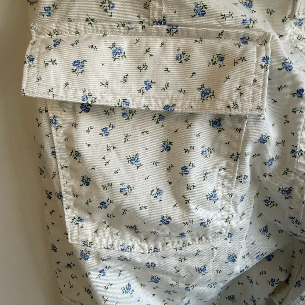 Levi’s “Isabel” Floral White ‘94 Baggy Cargo Pants NWOT - Picture 6 of 7